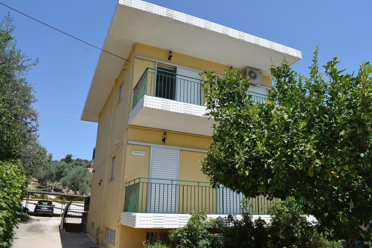 Apartments Rania Толон Екстериор снимка